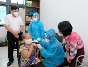 Bản tin Covid - 19 sáng 7/10: Hà Nội ghi nhận 02 ca nhiễm, Bệnh viện Việt Đức tiêm vaccine Covid - 19 cho gần 400 bệnh nhân và người nhà